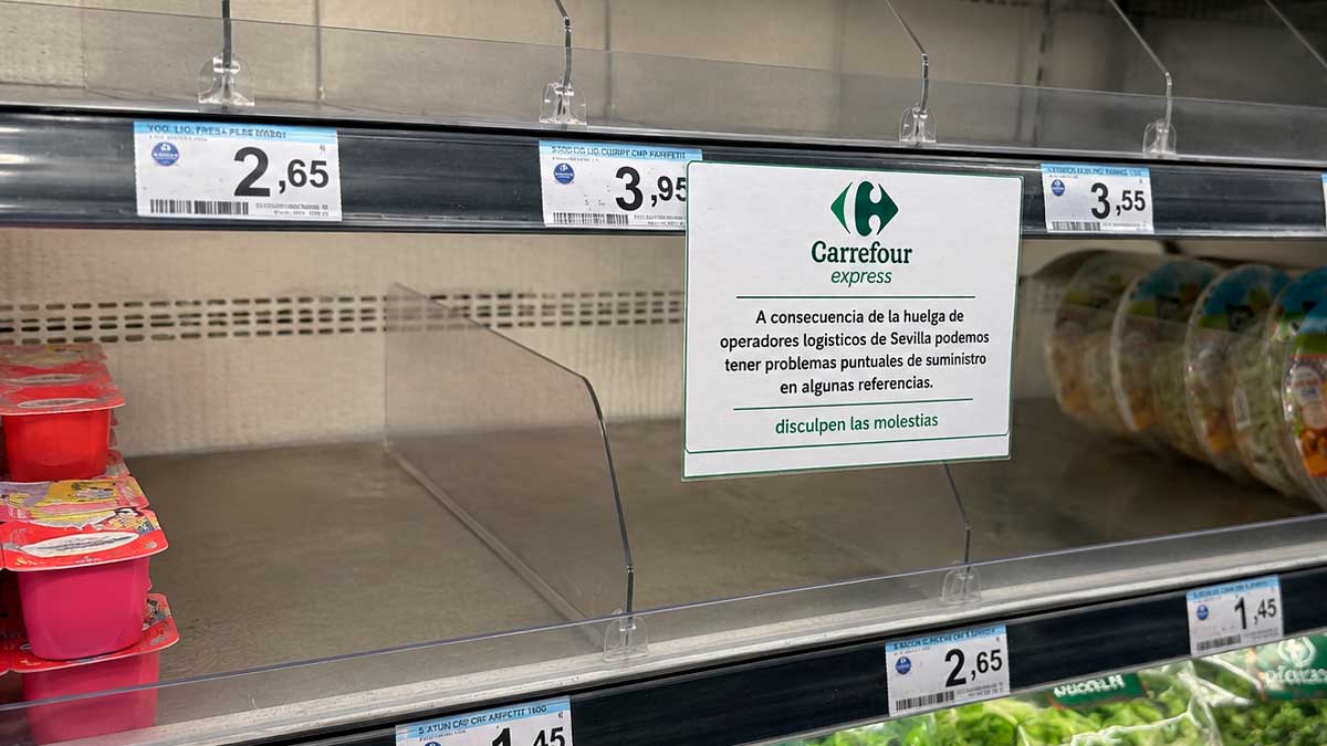 Estantería vacía en Carrefour Sevilla por huelga logística
