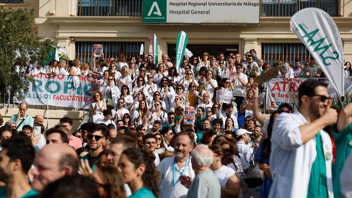 Médicos durante una protesta en Andalucía por la huelga convocada para reclamar un estatuto propio.