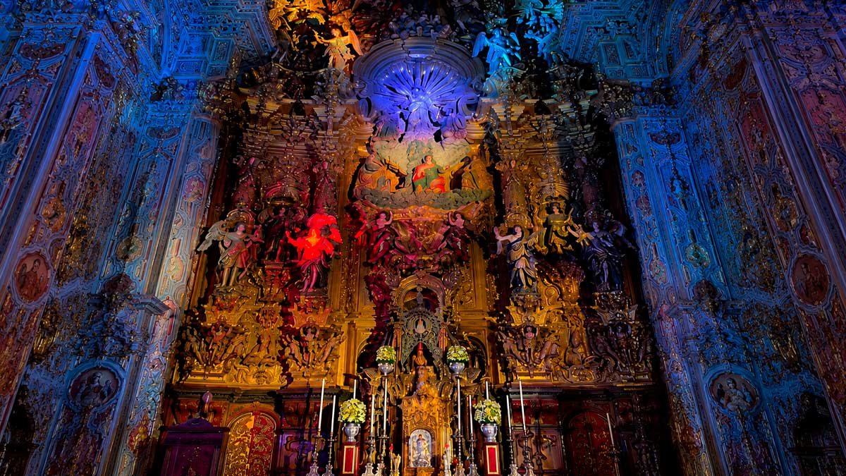 Altar iluminado de la Iglesia del Salvador durante experiencia nocturna en Sevilla