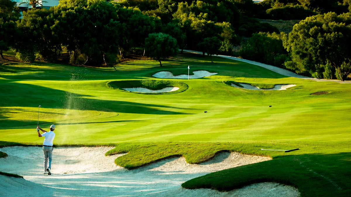 Jugador de golf en un campo de Andalucía durante una jornada de turismo deportivo