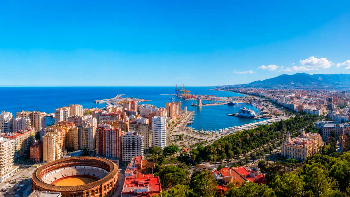 Vista panorámica de Málaga con el puerto y el litoral de la Costa del Sol, provincia que según el INE será la más poblada de Andalucía en 2037.