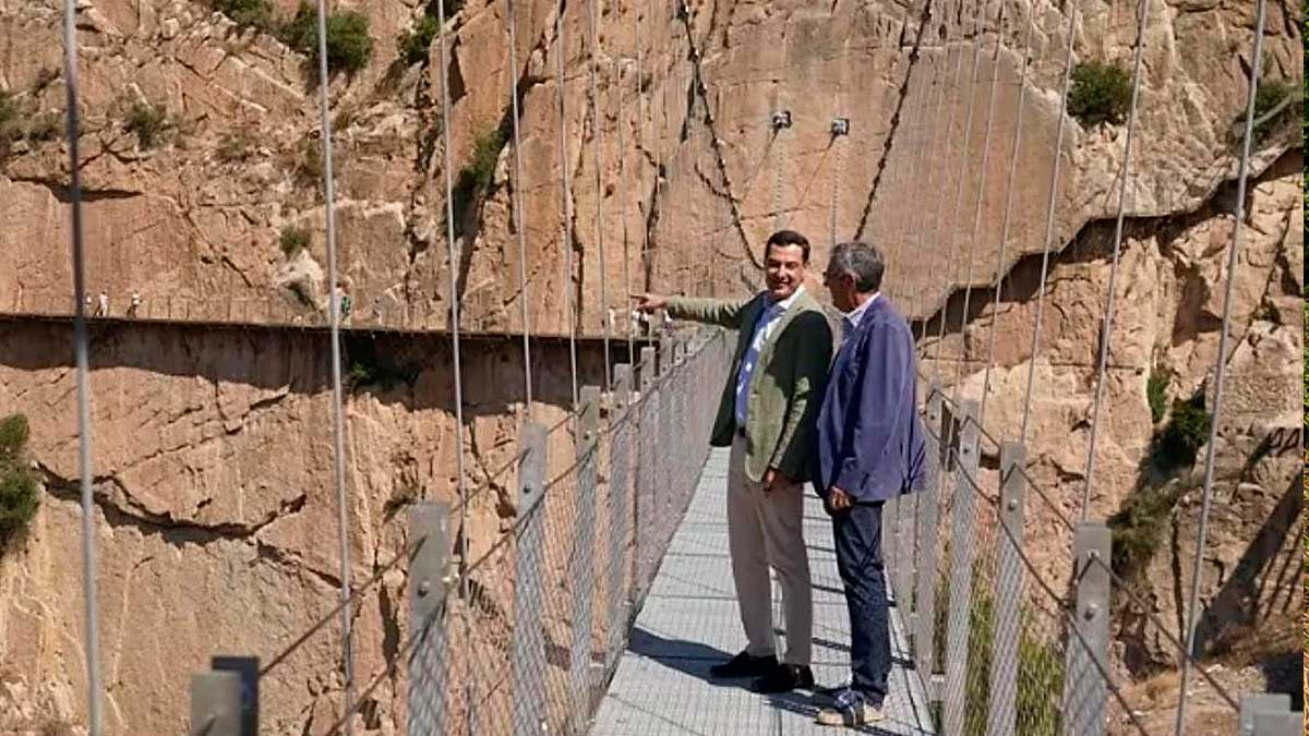 Juanma Moreno durante la inauguración del nuevo puente colgante del Caminito del Rey en el Desfiladero de los Gaitanes