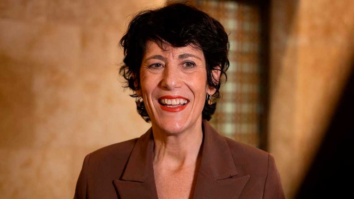 Mujer sonriente hablando sobre jubilación anticipada voluntaria en 2026