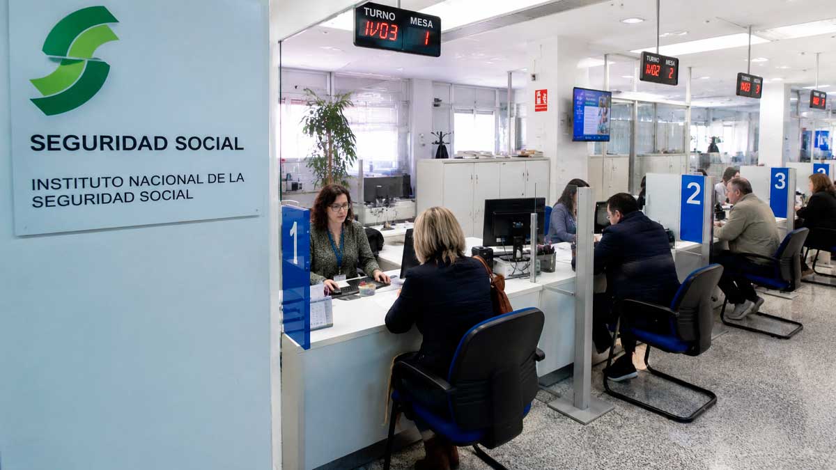 Oficina de la Seguridad Social con ciudadanos realizando trámites relacionados con pensiones y jubilación