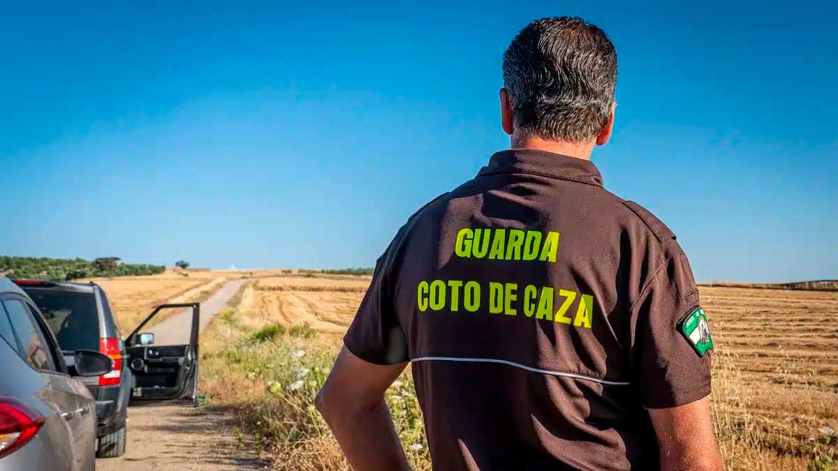 Guarda de coto de caza vigilando un terreno rural en Andalucía tras la nueva regulación de los guardas jurados de caza