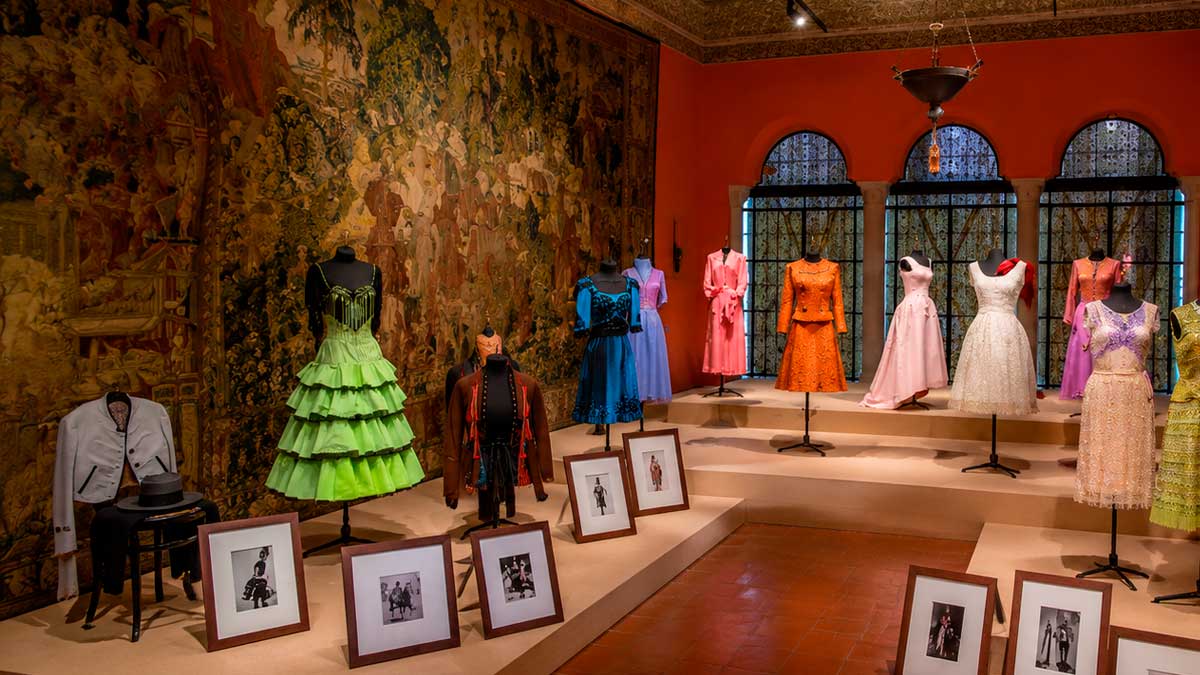 Exposición de vestidos de la duquesa de Alba en Sevilla con trajes icónicos y fotografías históricas