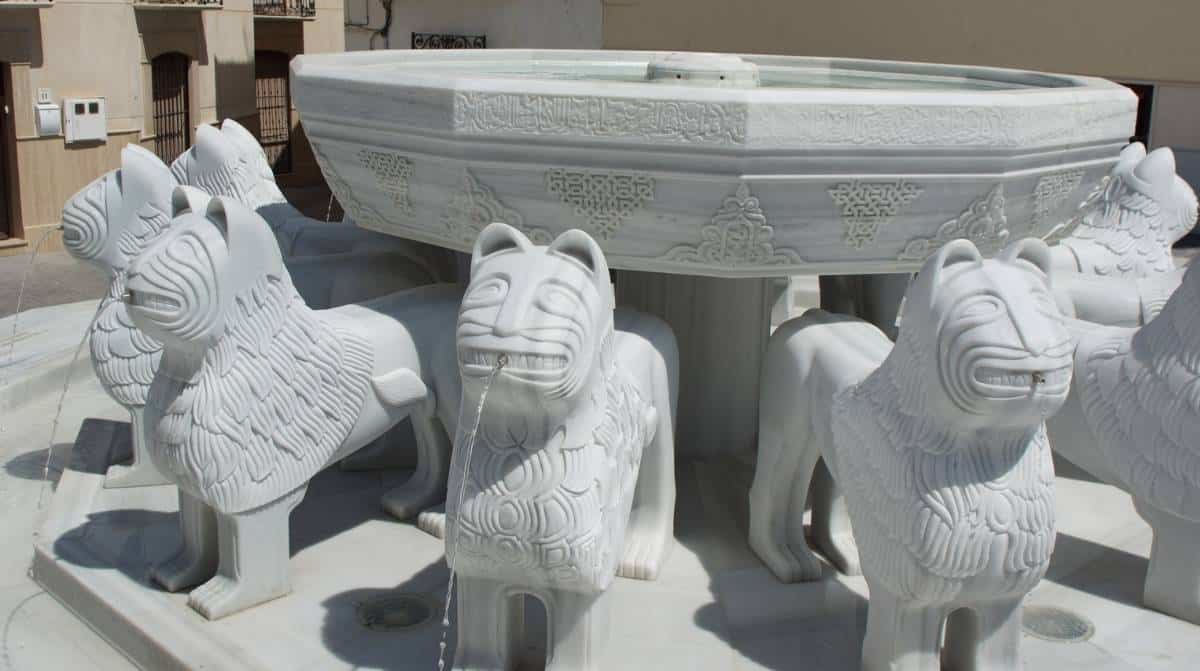 Réplica de la Fuente de los Leones de la Alhambra elaborada con mármol de Macael en Almería