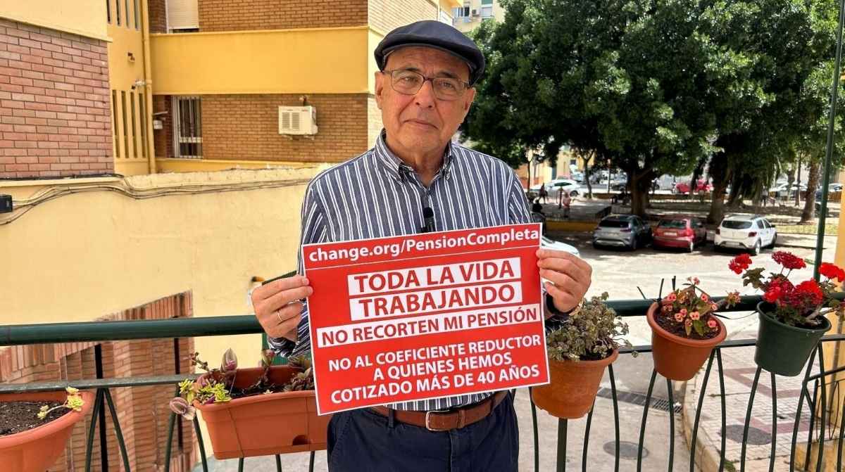 Manuel Guarino, jubilado con 43 años cotizados, recoge firmas contra el recorte de su pensión