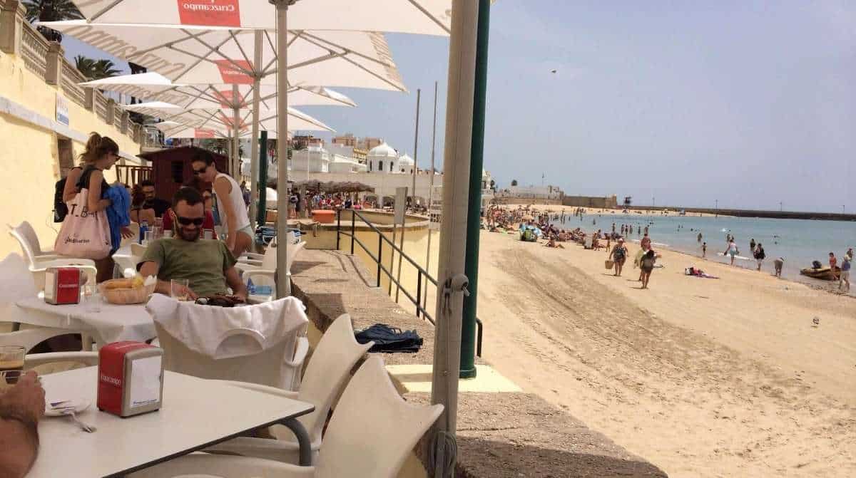 Bar con terraza en Cádiz frente al mar para comer y tomar una cerveza con vistas a La Caleta