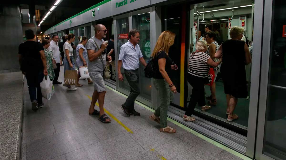 Viajeros acceden a un tren del Metro de Sevilla durante el refuerzo especial de horarios por los conciertos del Icónica Fest