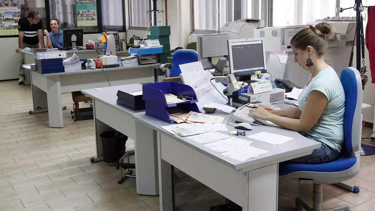 Funcionarios de la Junta de Andalucía trabajando tras la apertura del plazo para solicitar la carrera profesional horizontal