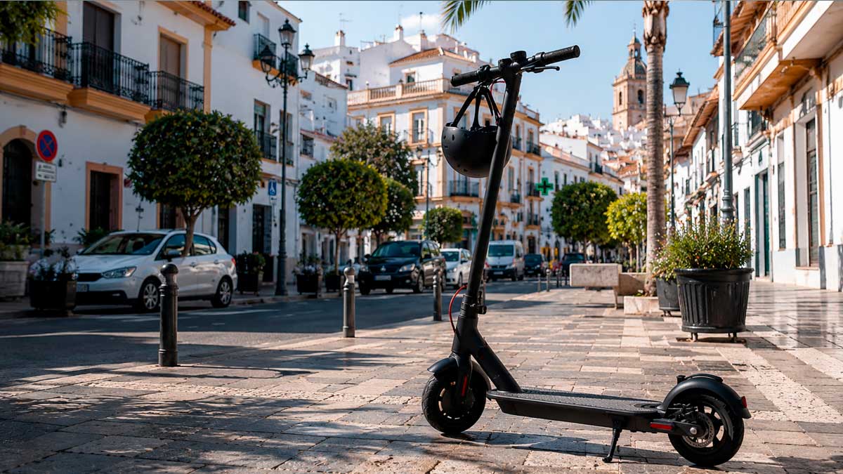 Patinete eléctrico en una calle de Vélez-Málaga según la normativa local