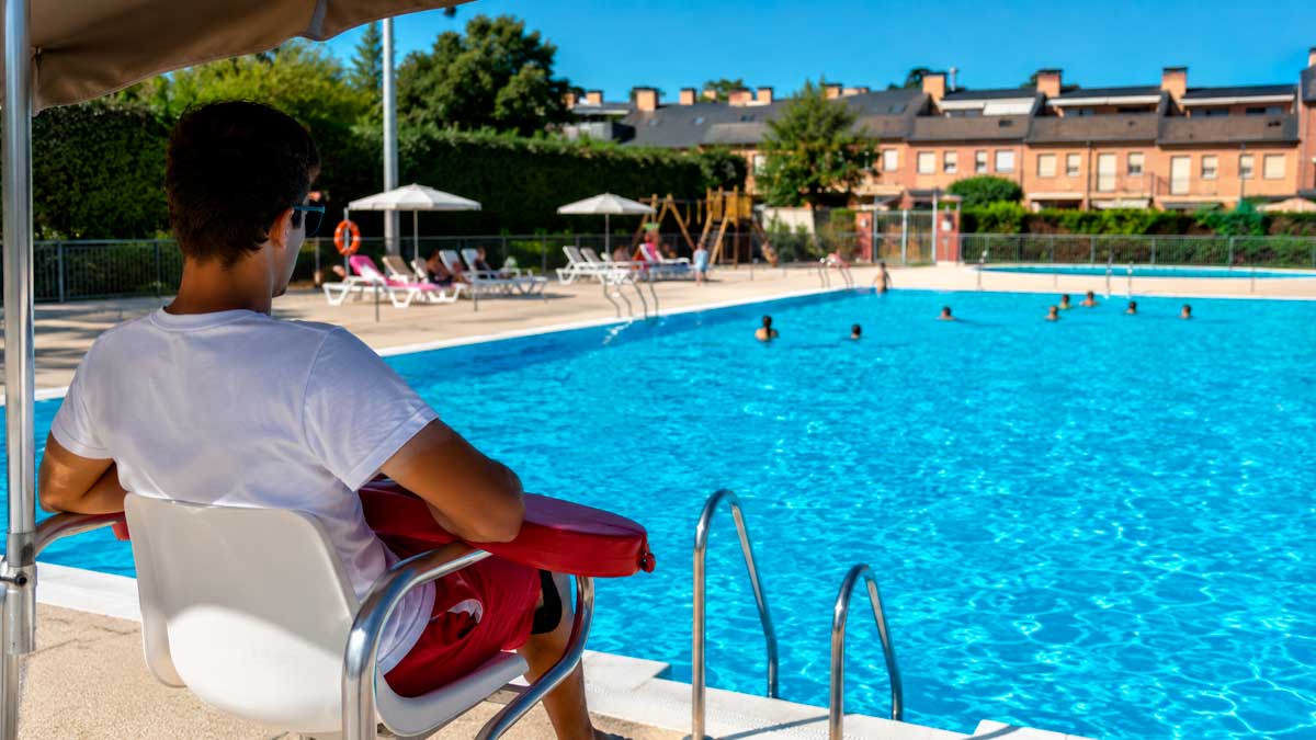 Socorrista vigilando una piscina comunitaria en Andalucía durante la temporada de verano