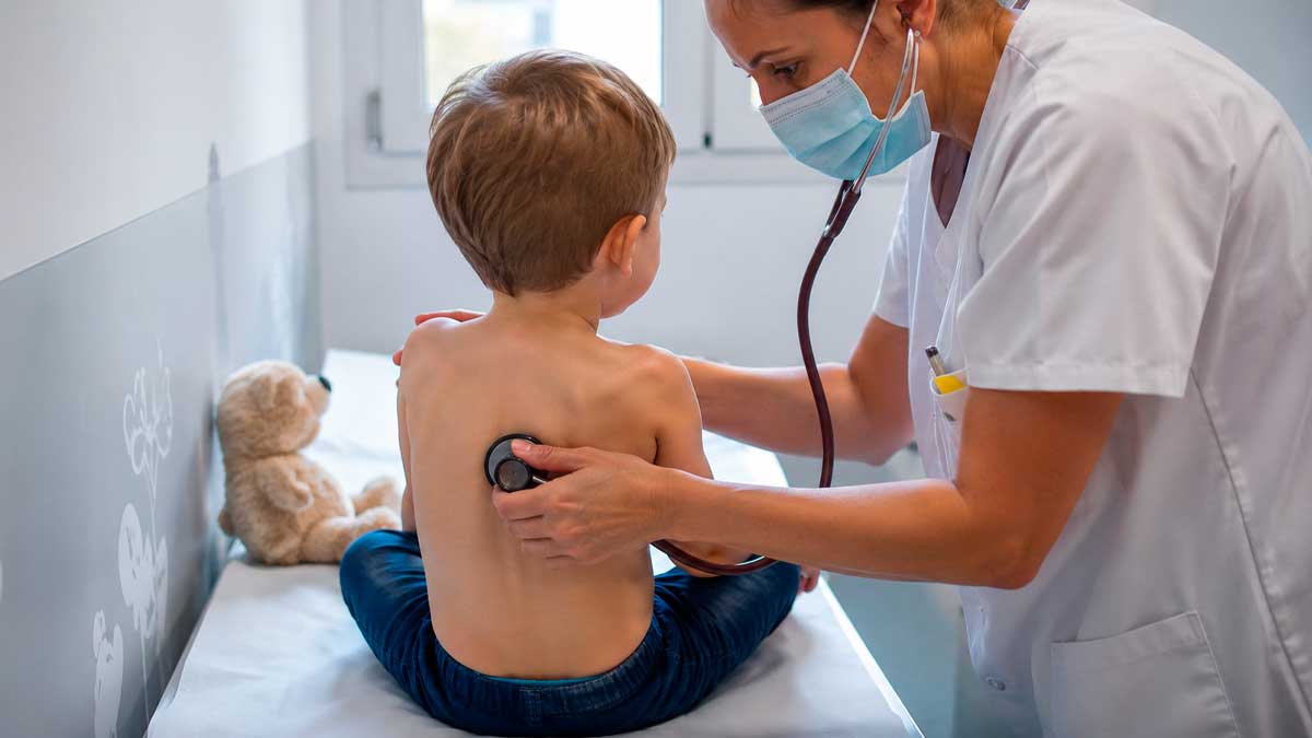 Pediatra atiende a un niño durante una consulta médica en un centro de salud de Andalucía