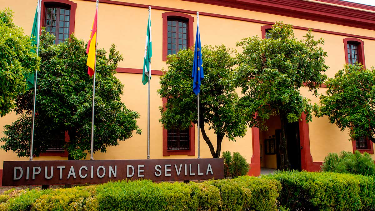 Fachada de la Diputación de Sevilla con banderas, OEP 2026 y plazas públicas