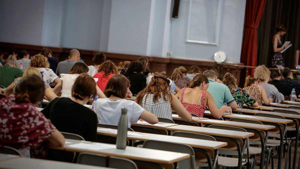Aspirantes en las oposiciones docentes en Andalucía durante el examen