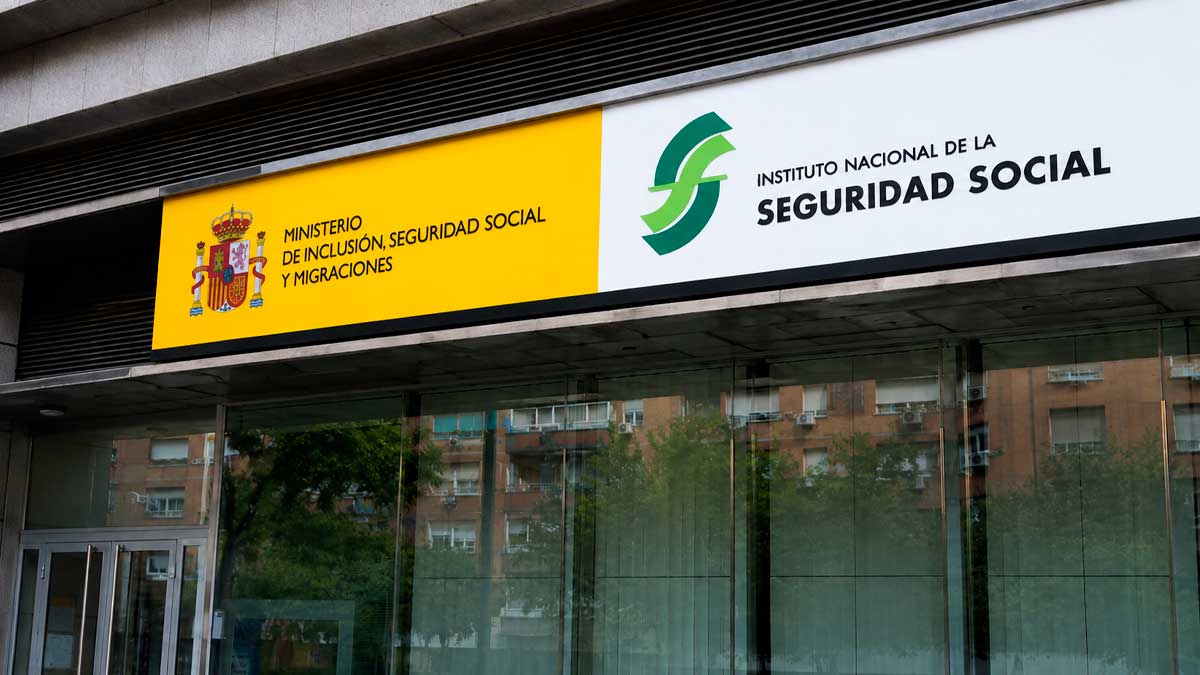 Oficina de la Seguridad Social donde se tramitan pensiones para cuidadores familiares en Andalucía