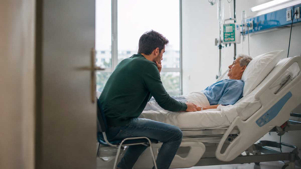 Permiso por hospitalización: familiar acompaña a paciente en hospital