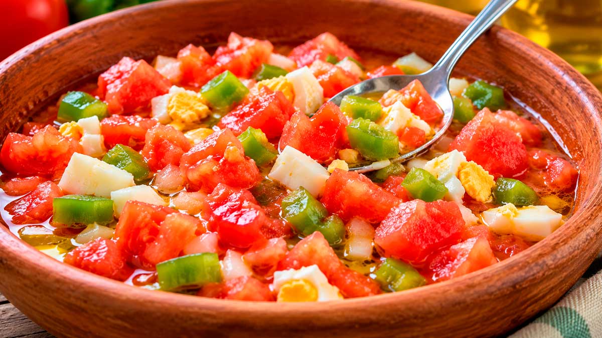 Pipirrana tradicional de Jaén elaborada con tomate, pimiento, huevo y aceite de oliva virgen extra