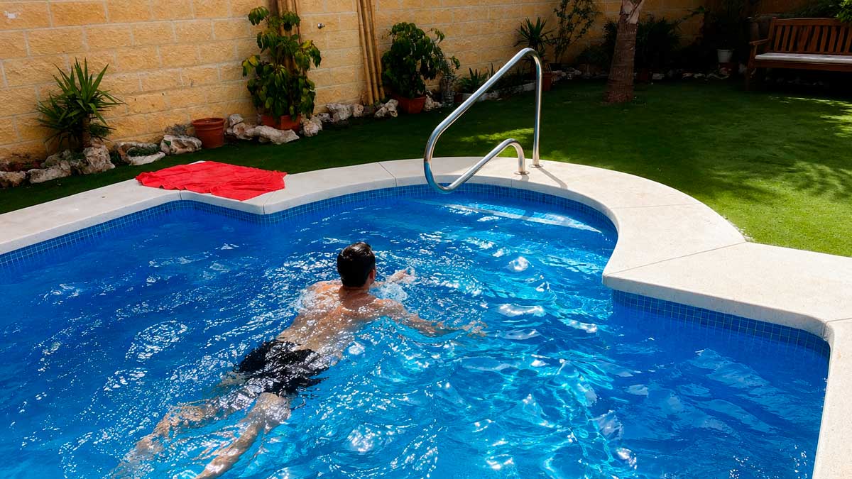 Piscina privada en una vivienda de Jaén durante el verano