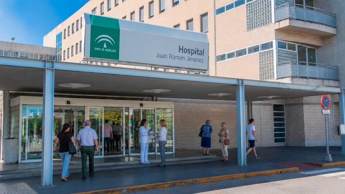 Entrada principal del Hospital Juan Ramón Jiménez en Huelva durante el Plan Verano del SAS