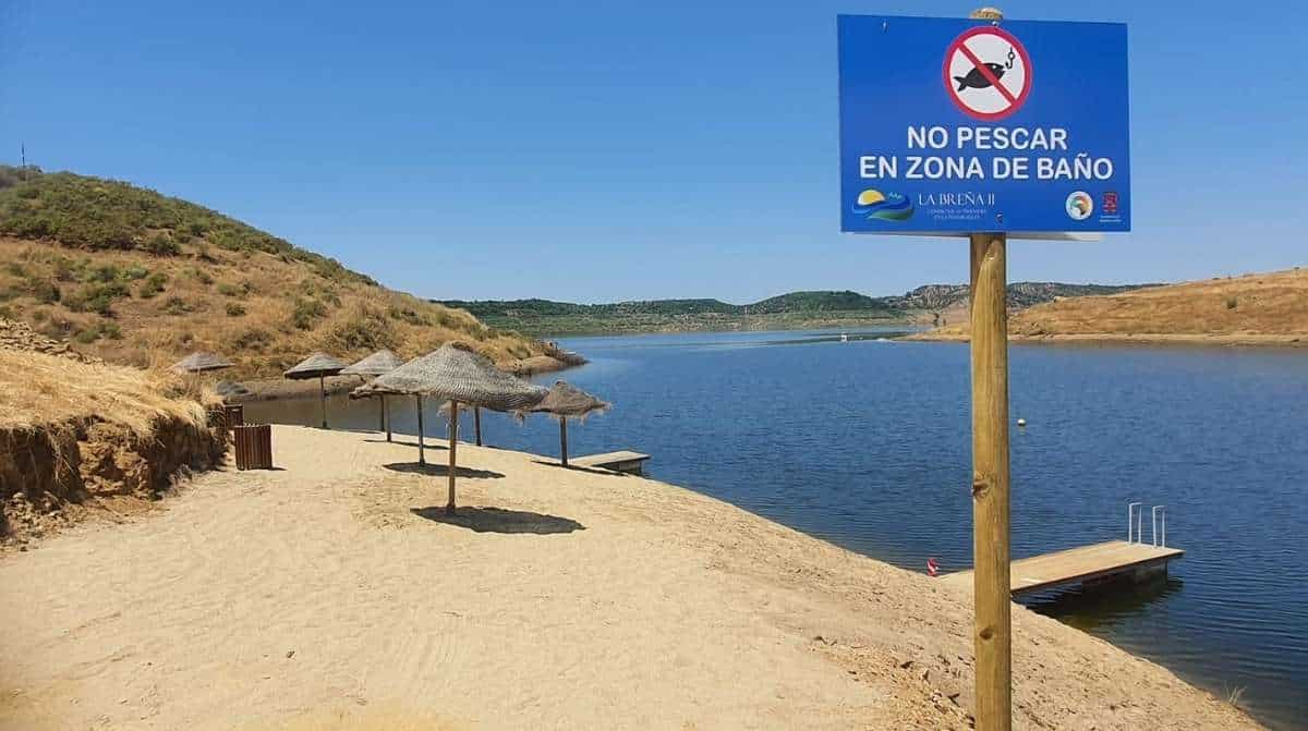 Playa de La Breña en Córdoba con más arena y acceso al embalse tras la recuperación del nivel de agua