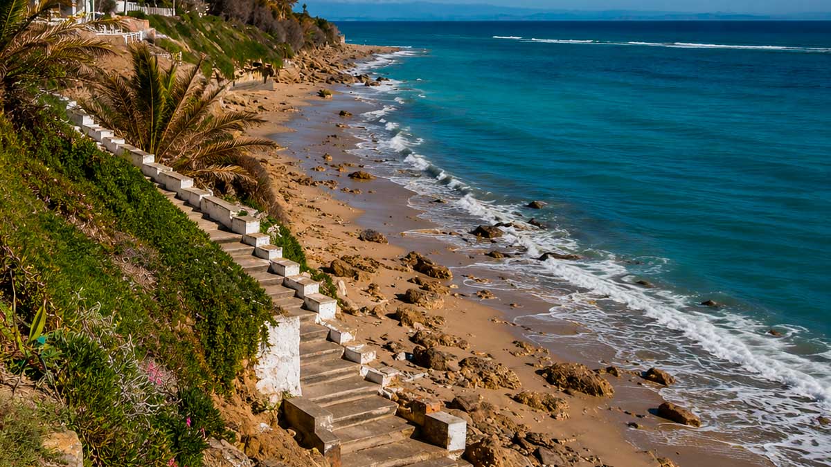 Playa de Los Caños con erosión visible y pérdida de arena en la costa andaluza