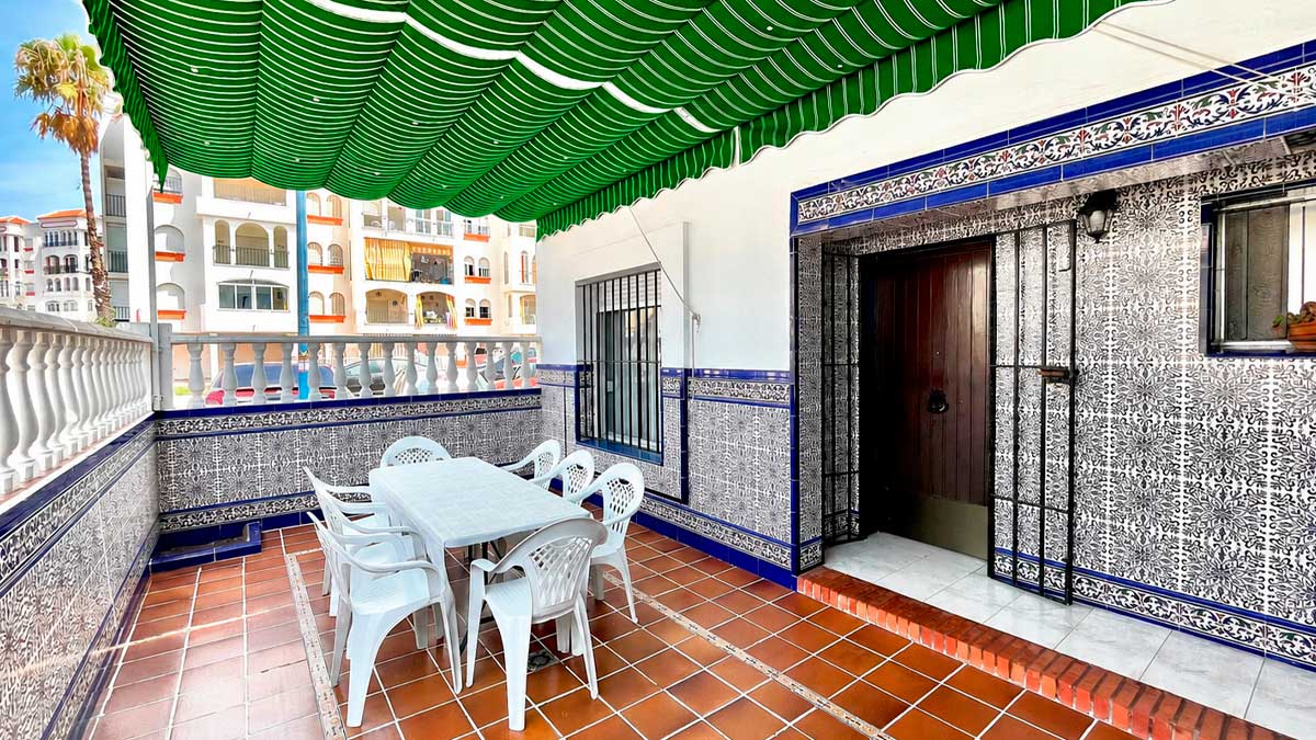 Terraza de un apartamento vacacional en la costa de Huelva con alquiler más económico que Marbella