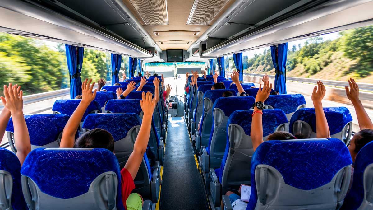 Alumnos viajan en autobús escolar durante una ruta de transporte educativo en Alcalá la Real para el curso 2026-2027