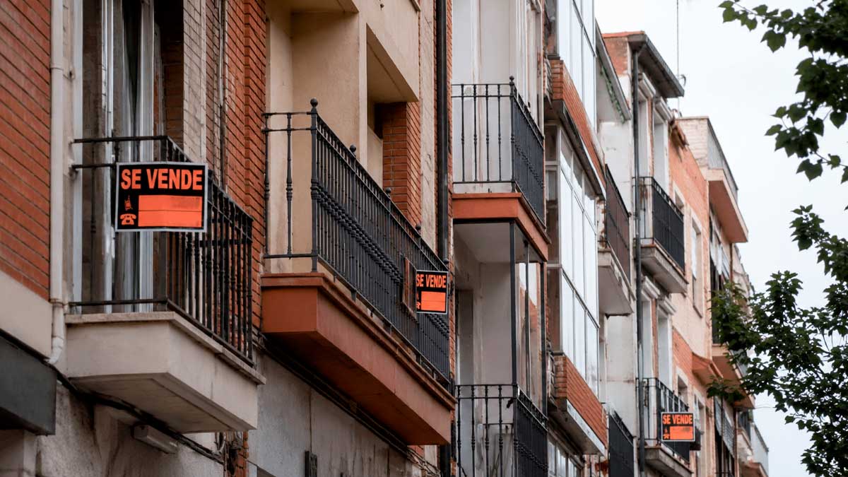 Viviendas en venta en Andalucía con carteles inmobiliarios en plena subida de precios del mercado residencial