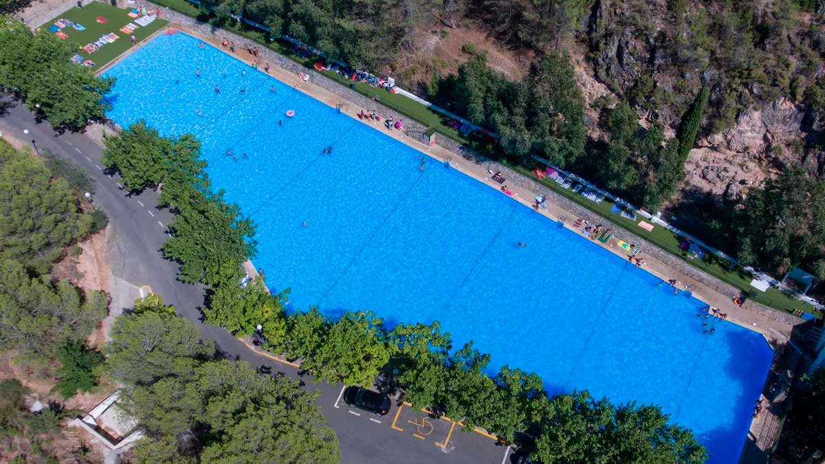 Vista aérea de la piscina natural de Amurjo en Orcera, Jaén, una de las más grandes de Europa