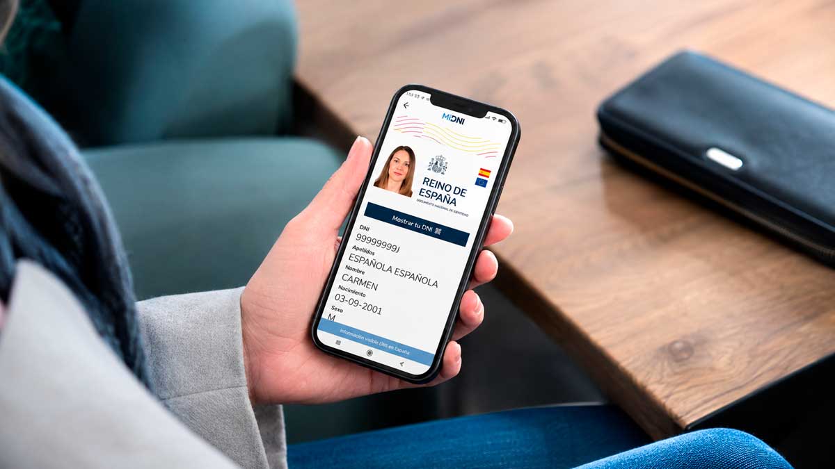 Persona sujetando un móvil con la aplicación MiDNI abierta tras un posible robo o pérdida del teléfono