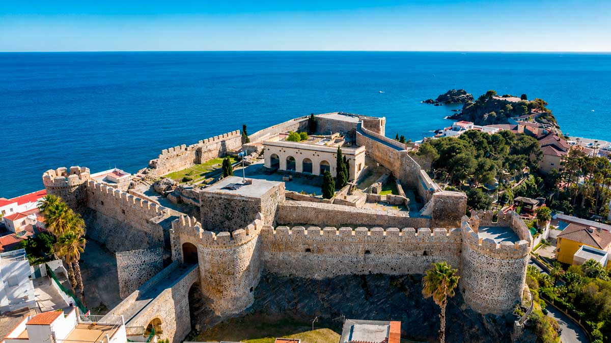 Castillo de San Miguel en Almuñécar con vistas al mar Mediterráneo desde la Costa Tropical de Granada
