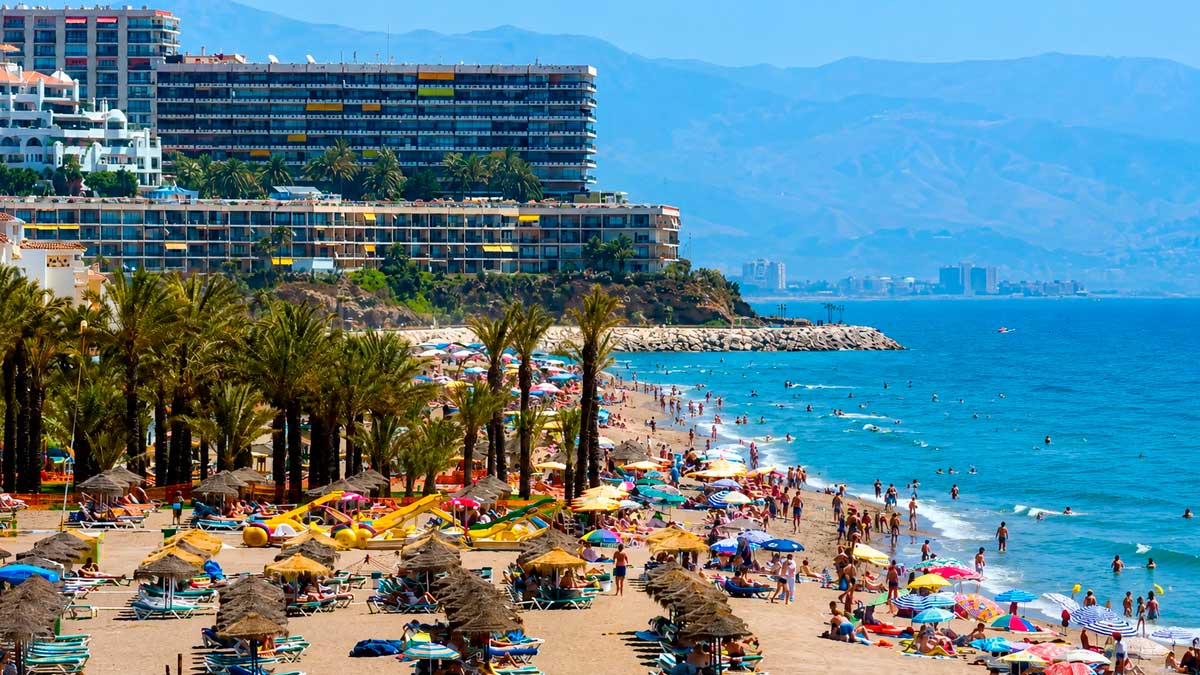 Playa de Torremolinos con turistas y hoteles, Ruta de la tapa de la Abuela