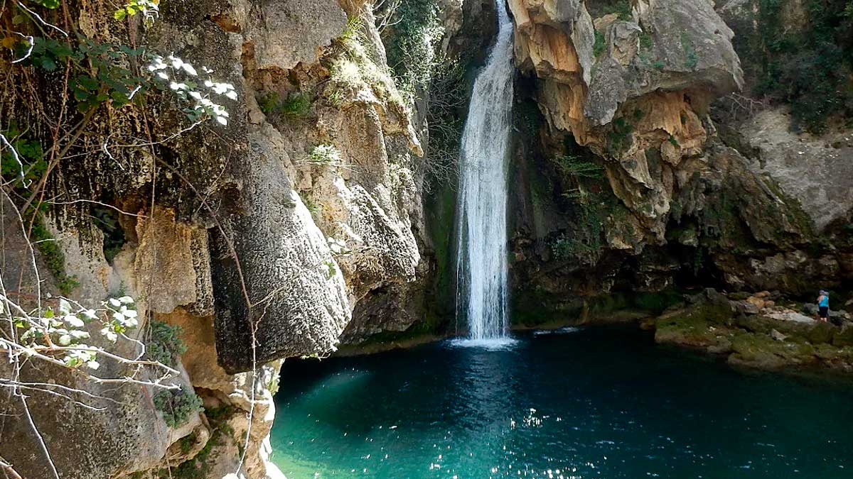 Cascada en la ruta del río Borosa en Jaén rodeada de roca y vegetación