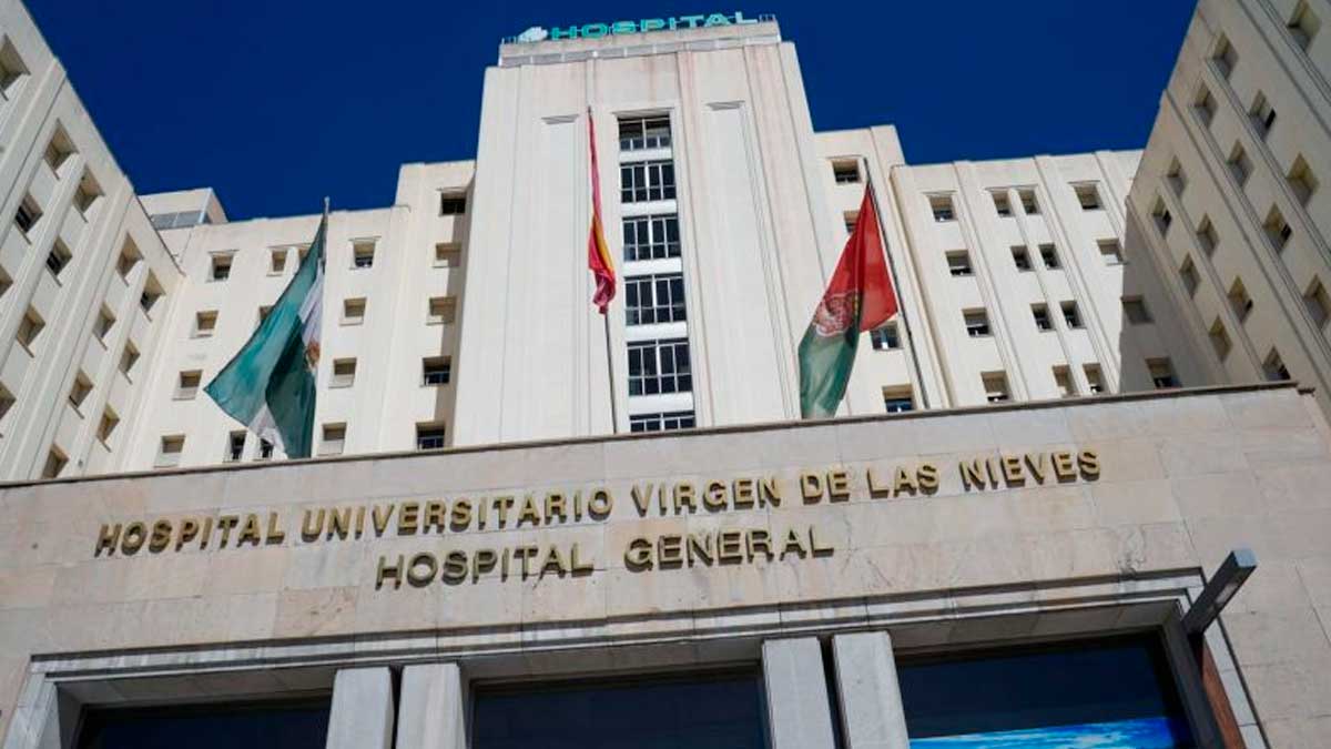 Fachada del Hospital Universitario Virgen de las Nieves en Granada, clave en la sanidad del SAS
