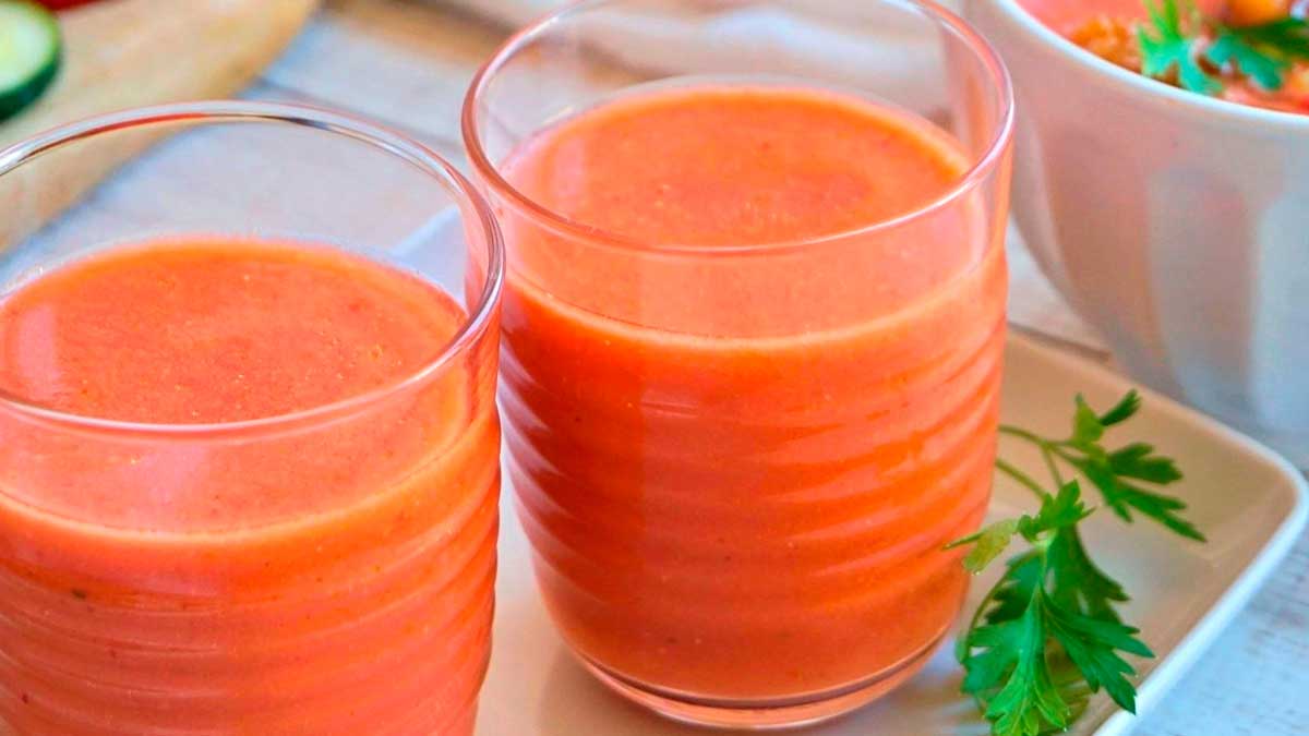 Gazpacho andaluz servido en vasos y cuenco con textura cremosa, elaborado con tomate fresco