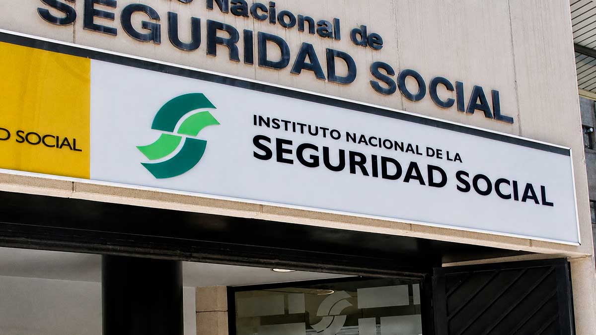 Fachada del Instituto Nacional de la Seguridad Social en una noticia sobre devoluciones del IMV en Andalucía