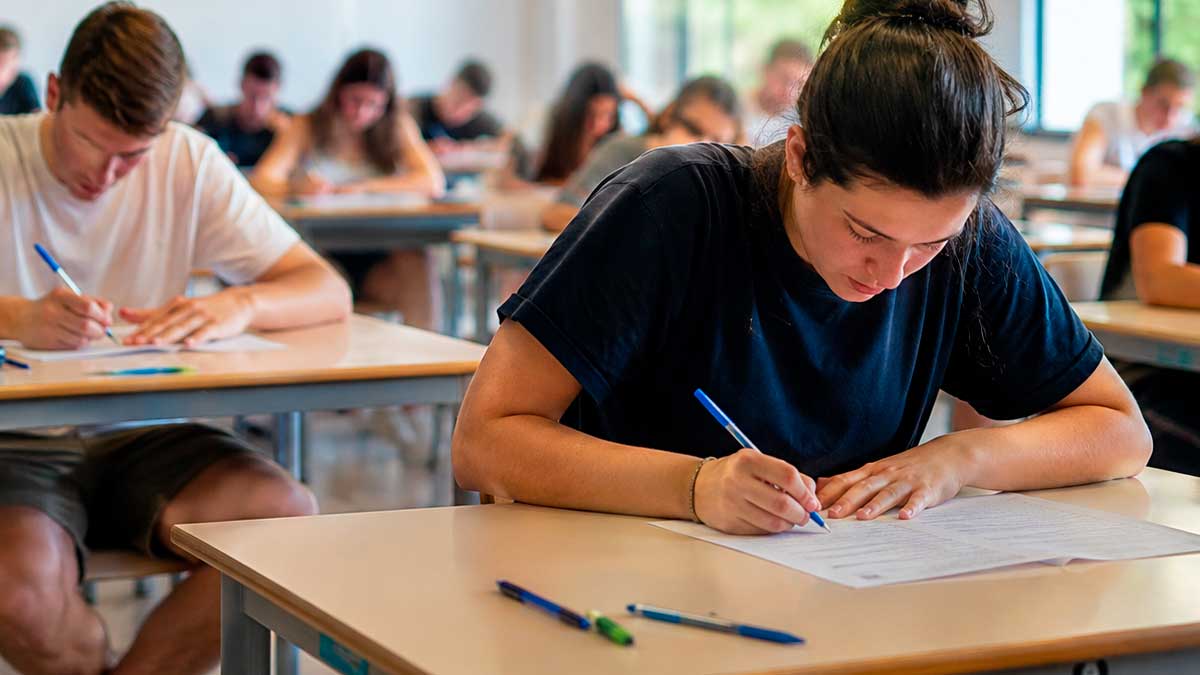 Estudiantes realizando los exámenes de Selectividad 2026 en un aula durante la PAU en Andalucía
