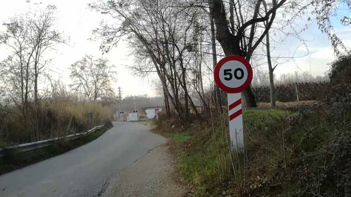 Señal P-10a de la DGT junto a una carretera avisando de la proximidad de un paso a nivel