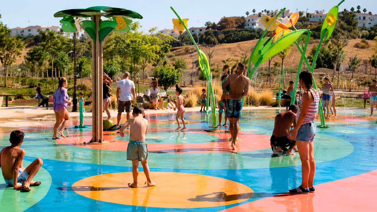 Niños jugando en la nueva zona acuática infantil del Gran Parque de la Costa del Sol en Mijas