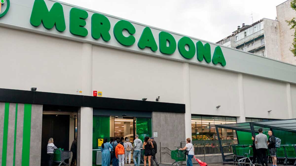 Clientes realizan la compra en un supermercado de Andalucía mientras las cadenas regionales ganan peso frente a Mercadona.