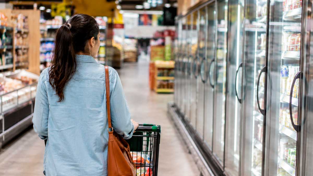 Mujer haciendo la compra en un supermercado durante la campaña de apertura de domingos y festivos en Andalucía