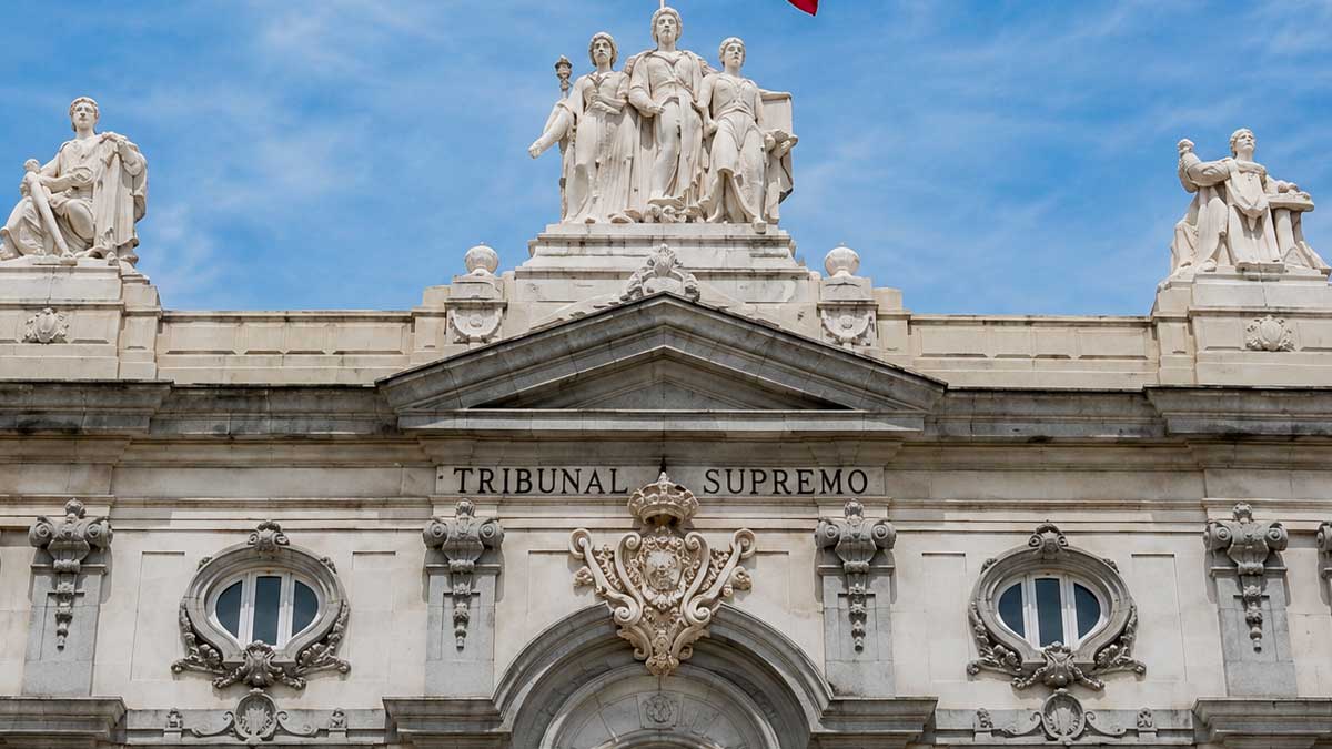 Fachada del Tribunal Supremo de España en Madrid durante el día