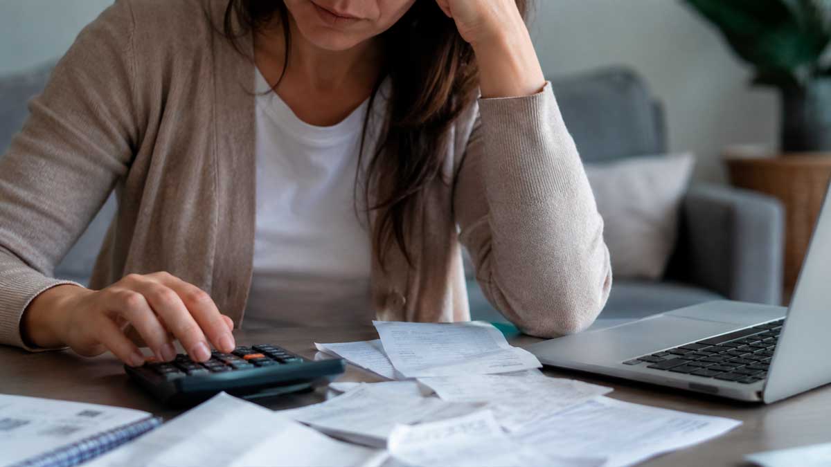 Mujer calculando gastos tras una reclamación del SEPE por el subsidio para mayores de 52 años