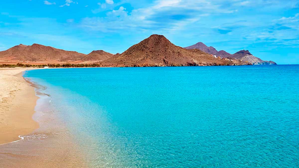 Playa de Bolonia en Cádiz, una de las seis playas de Andalucía elegidas por The Times entre las mejores de España