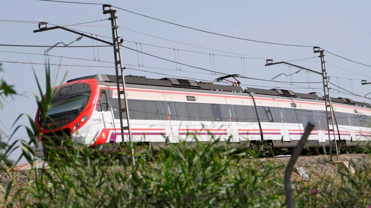 Tren moderno circulando junto al litoral de la Costa Tropical entre Nerja, Almuñécar y Motril