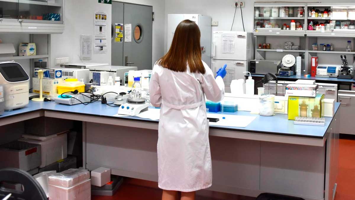 Investigadora trabajando en un laboratorio de neurociencias de la Universidad de Granada
