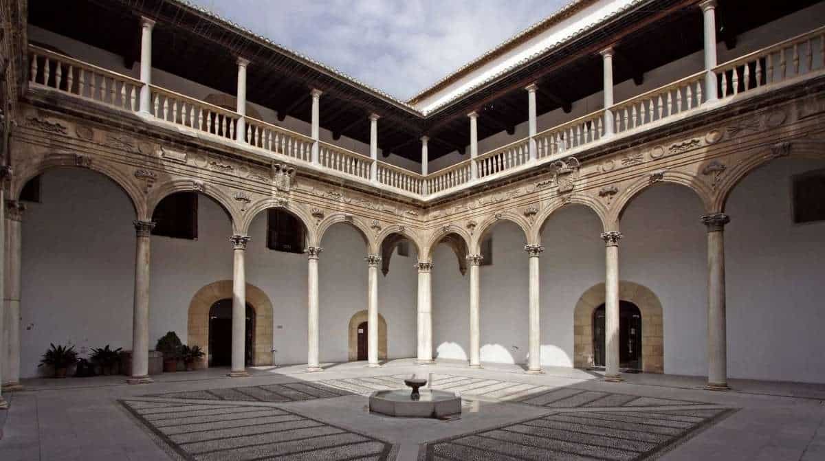 Patio interior del Hospital Real de la Universidad de Granada, sede del campus de verano gratuito para niños