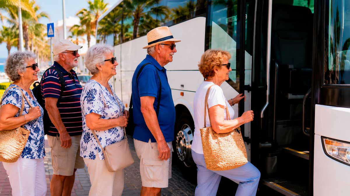 Mayores de Córdoba subiendo a un autobús para viajes a la playa gratis este verano